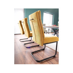 Eleganckie krzesło tapicerowane Berry Brego czarny stelaż/curry 68