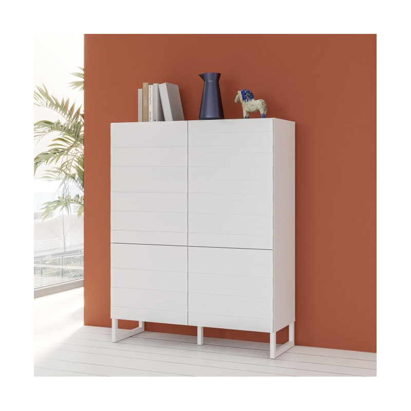 Biała komoda Bretania BQTK422 na nóżkach – praktyczna i stylowa